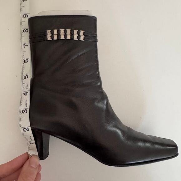 Salvatore Ferragamo Vara Black Chain Leather Ankle Boots Size 6 Narrow Width - Picture 6 of 12